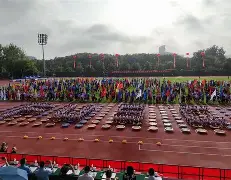 燕山鲸鲨队鏖战东海黑豹队，田径公开赛小胜，替补奇兵立功。赛后更衣室沸腾